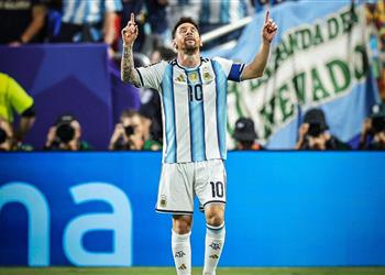 ميسي يكسر رقم أسطورة إفريقيا في كأس العالم بعد هاتريك الجزائر