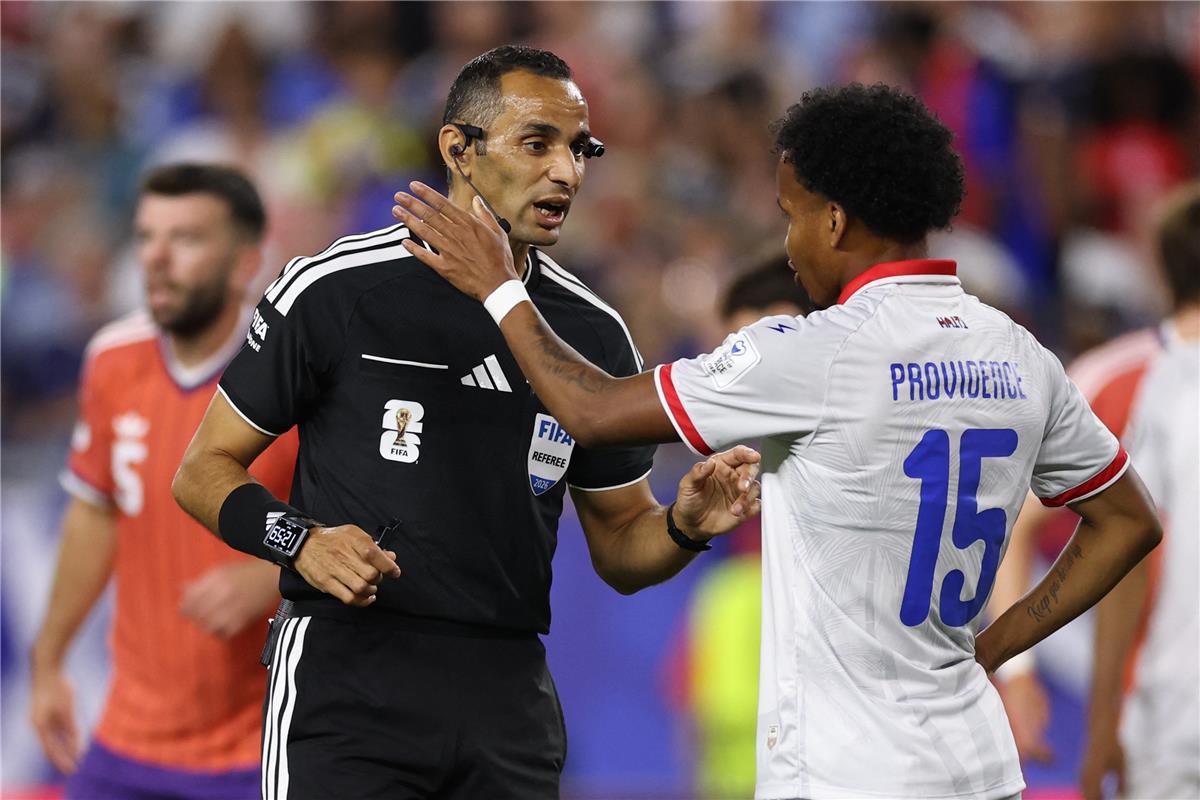 مصطفى غربال يثير غضب جماهير هايتي في كأس العالم.. وطلبان للفيفا