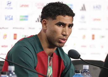 أشرف حكيمي يتعرض لضربة عنيفة في كأس العالم