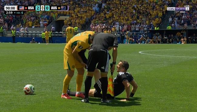 اصابة حكم مباراة امريكا واستراليا في كأس العالم