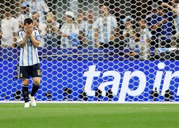 فيديو بعد صافرة أمين عمر ميسي يهدر ركلة جزاء بشكل غريب أمام النمسا