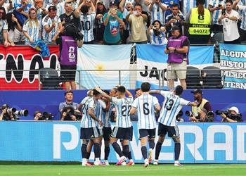 لاعب الأرجنتين يثير قلق سكالوني بعد الفوز على النمسا
