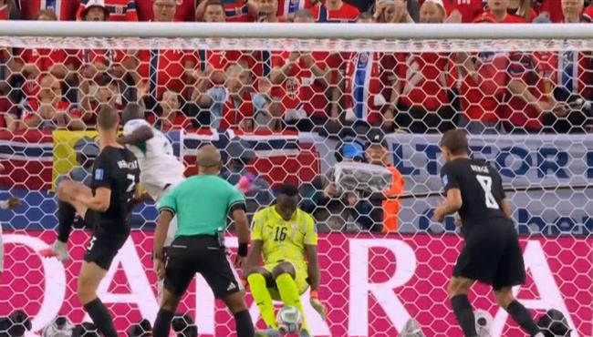 تصدي ميندي الرائع يحرم النرويج من تسجيل هدف امام السنغال بكاس العالم