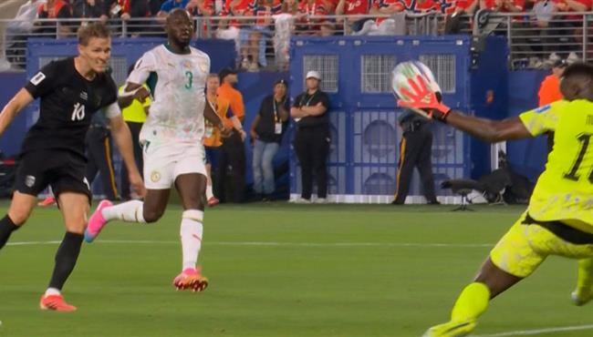 ميندي يتصدي لانفراد ويحرم النرويج من تسجيل هدف امام السنغال بكاس العالم