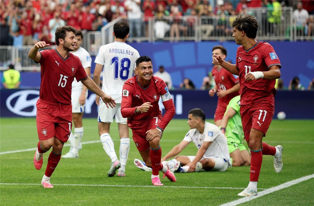 فيفا يختار حكمًا مصريًا لمباراة البرتغال وكولومبيا بكأس العالم 