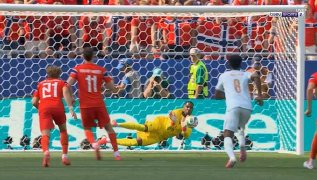 مينيان يتصدي لركلة جزاء امام النرويج في كأس العالم
