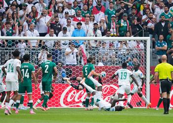 فيديو بـ10 لاعبين منتخب العراق يسقط بخماسية قاسية أمام السنغال في كأس العالم