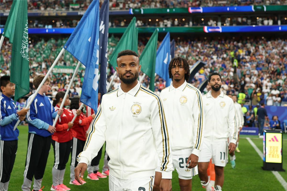 مساحات سبورت : صور | لاعب السعودية يغادر مباراة الرأس الأخضر على نقالة بعد إصابة قوية 