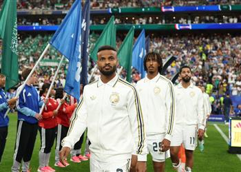 صور لاعب السعودية يغادر مباراة الرأس الأخضر على نقالة بعد إصابة قوية