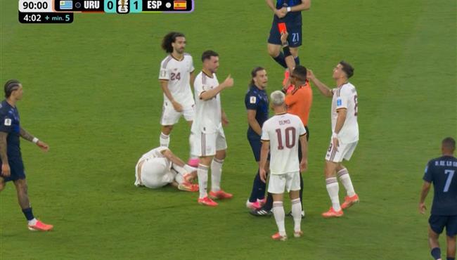 طرد لاعب اوروجواي امام اسبانيا بكأس العالم في الثواني الاخيره