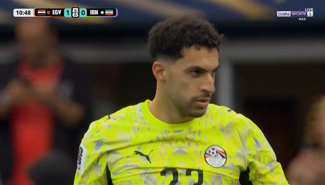 مصطفي شوبير يتصدي لركلة جزاء في مباراة مصر وايران بكأس العالم