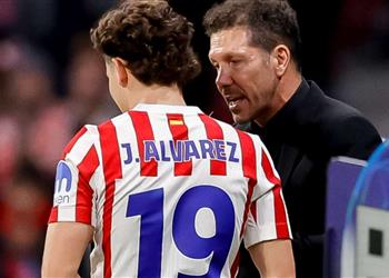 تقارير سيميوني حليف غير متوقع لبرشلونة في صفقة جوليان ألفاريز