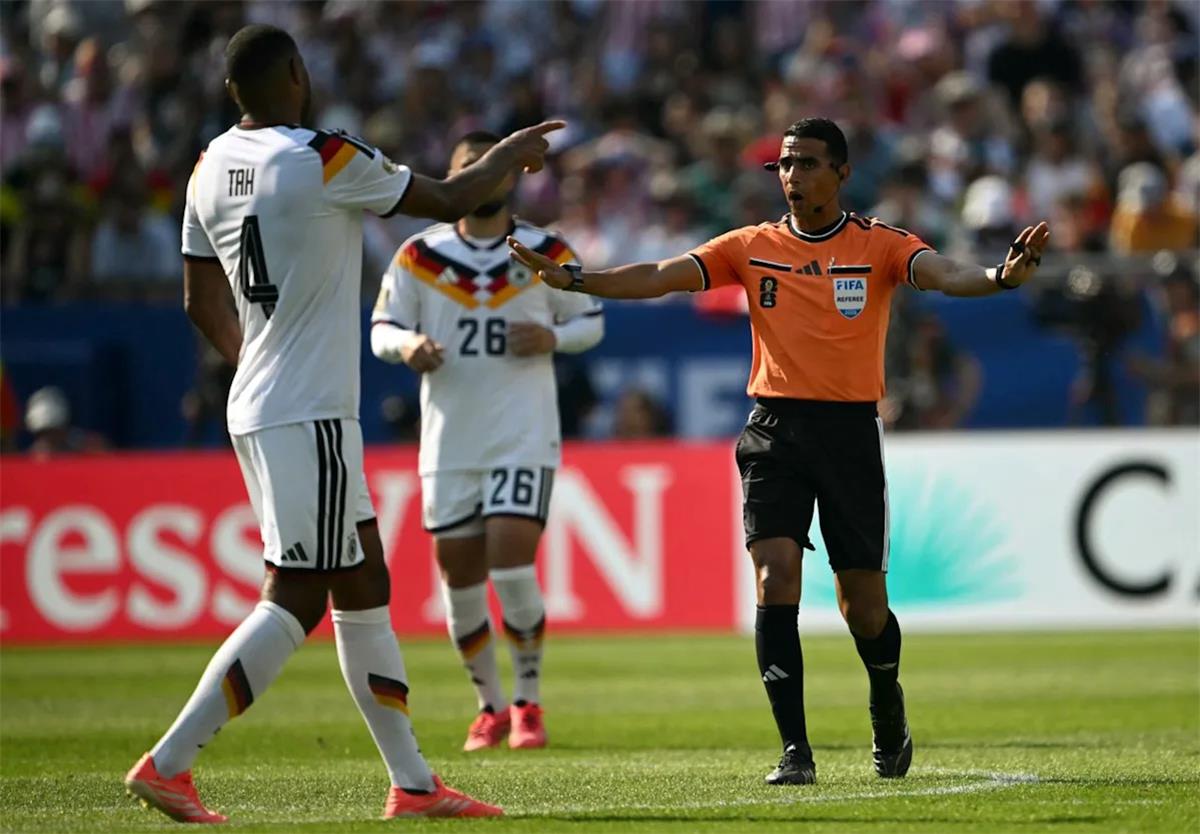 موقع الملاعب : 
