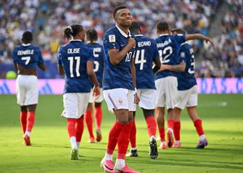 فيديو مبابي ي جبر ديشامب على الانحناء له في مباراة فرنسا والسويد بـ كأس العالم