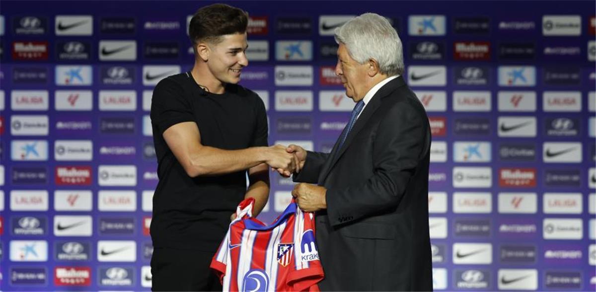 رئيس أتلتيكو مدريد يوجه رسالة جديدة إلى برشلونة بشأن ألفاريز 