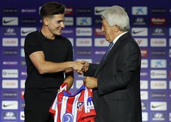 رئيس أتلتيكو مدريد يوجه رسالة جديدة إلى برشلونة بشأن ألفاريز