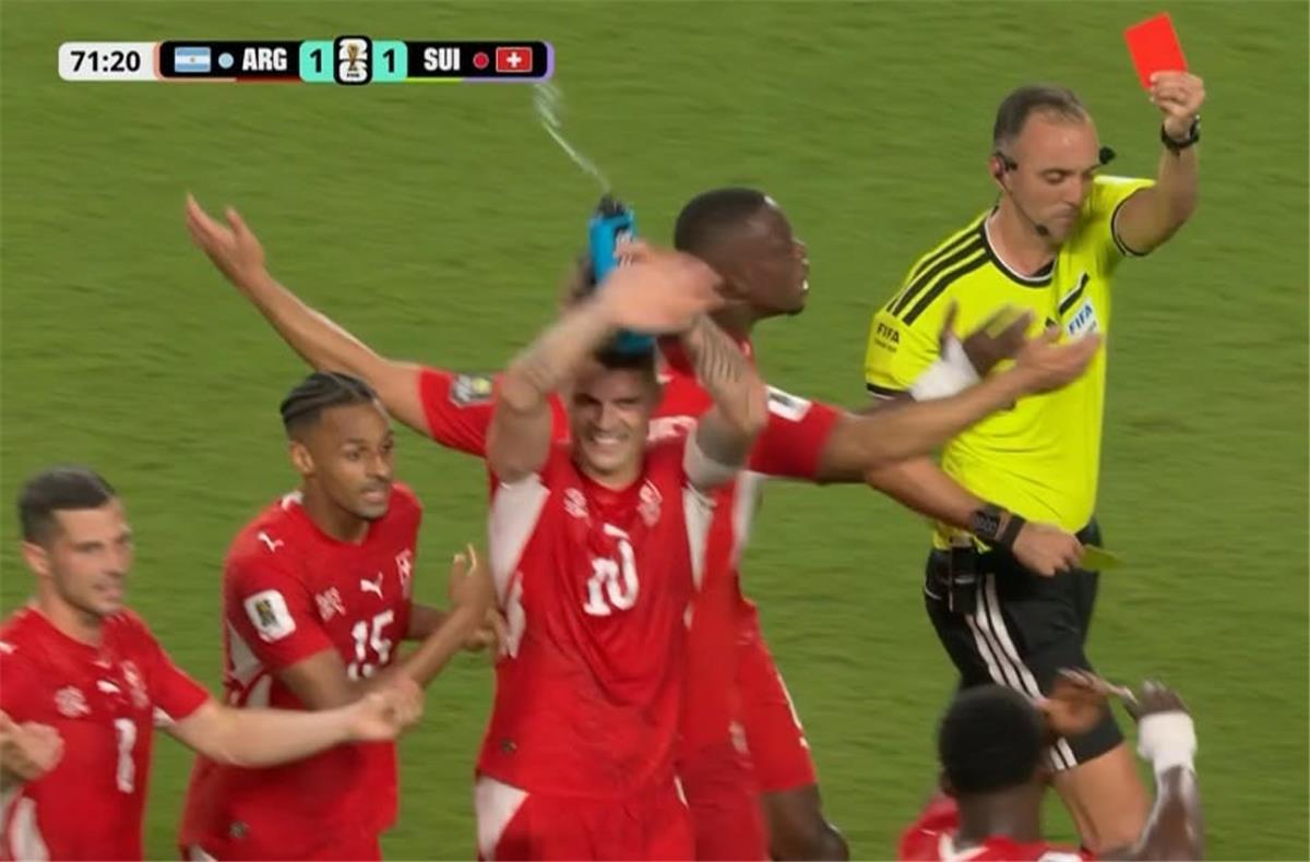 فيديو | إثارة تحكيمية جديدة.. طرد لاعب سويسرا أمام الأرجنتين