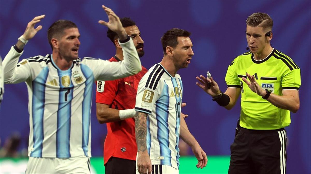 شبكة تحكيمية: نظرية المؤامرة.. 6 مواقف توضح حقيقة انحياز التحكيم لـ الأرجنتين في كأس العالم 