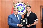 محافظ الدقهلية يُكرم إمام عاشور بعد تألقه مع منتخب مصر في كأس العالم