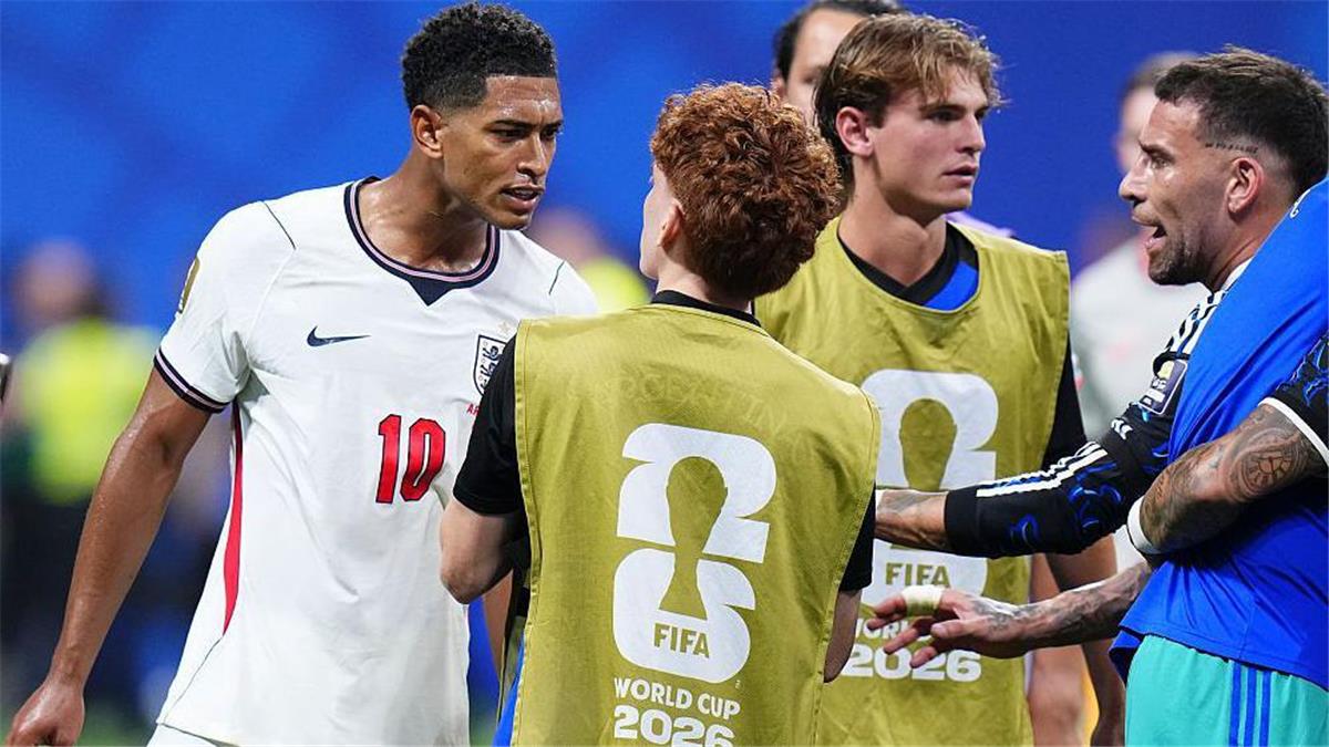 بيلينجهام يصفع لاعب الأرجنتين بعد خروج إنجلترا من كأس العالم 