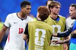 بيلينجهام يصفع لاعب الأرجنتين بعد خروج إنجلترا من كأس العالم 