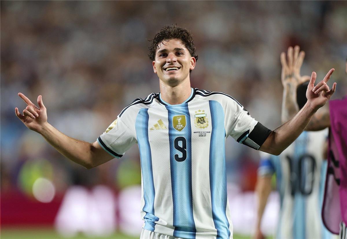رد صارم من أتلتيكو مدريد بشأن بيع ألفاريز إلى برشلونة 