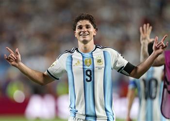رد صارم من أتلتيكو مدريد بشأن بيع ألفاريز إلى برشلونة