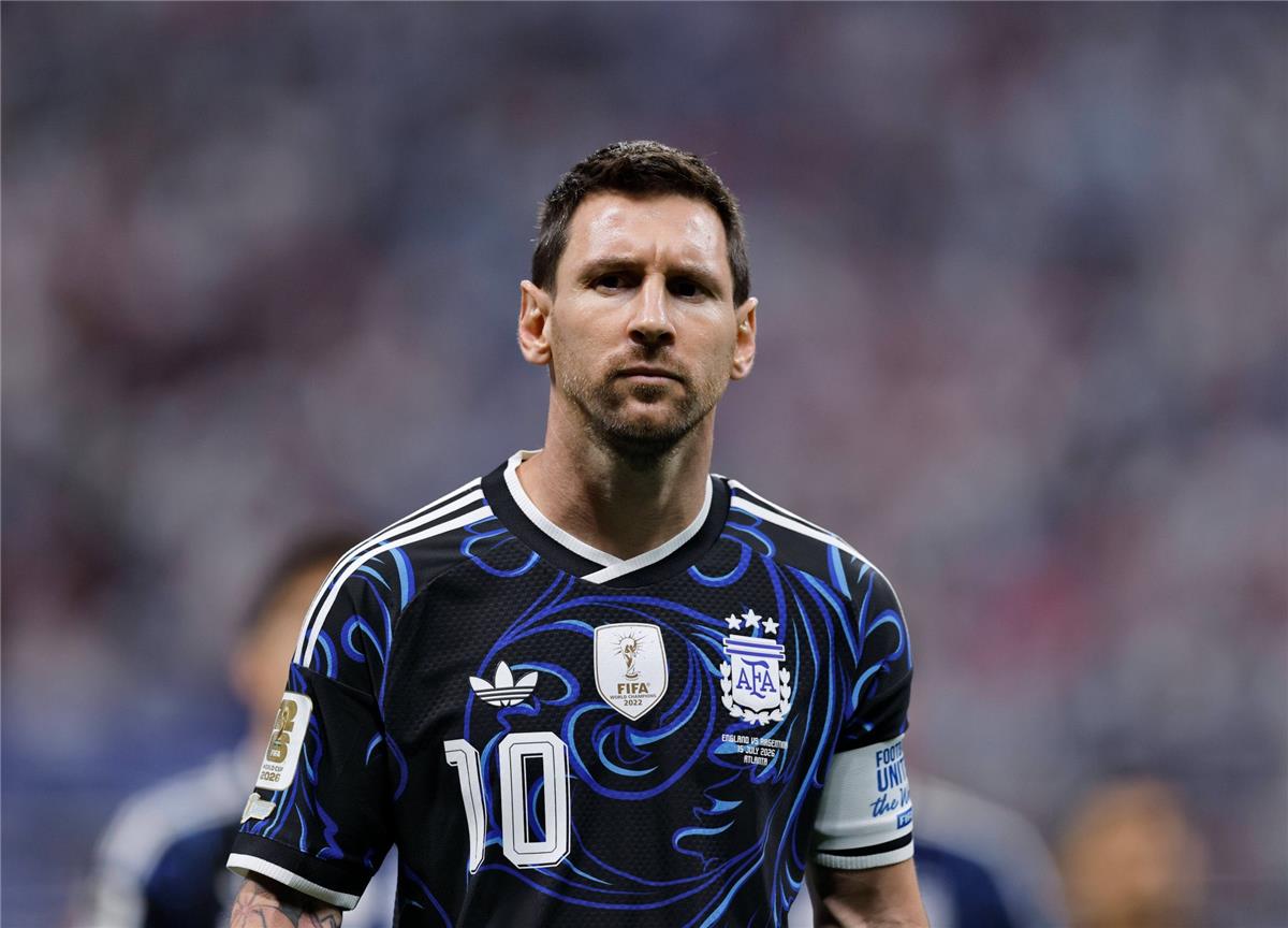 ديكو يغازل ميسي بعد تألقه في كأس العالم: سيظل جزءًا من برشلونة 