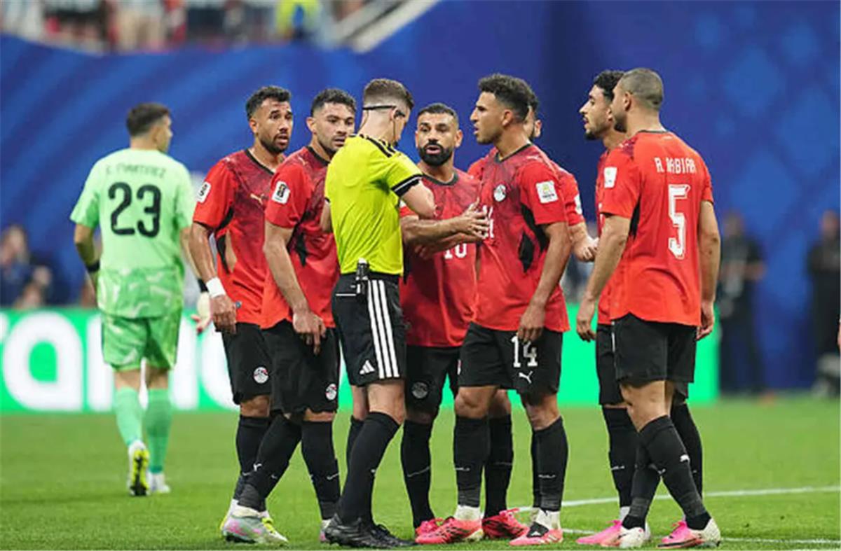 نجم هولندا السابق: مصر لم تتعرض للظُلم أمام الأرجنتين.. وإشادة خاصة بنجم الفراعنة 