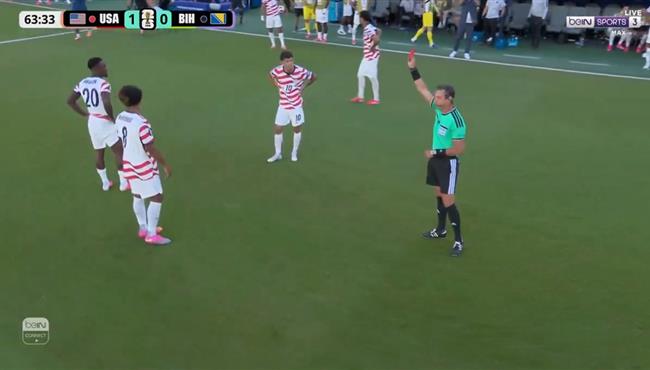 طرد لاعب امريكا امام البوسنة والهرسك بكأس العالم
