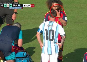 خبير تحكيمي يحلل لقطة ميسي وكوكوريلا الجدلية في نهائي كأس العالم