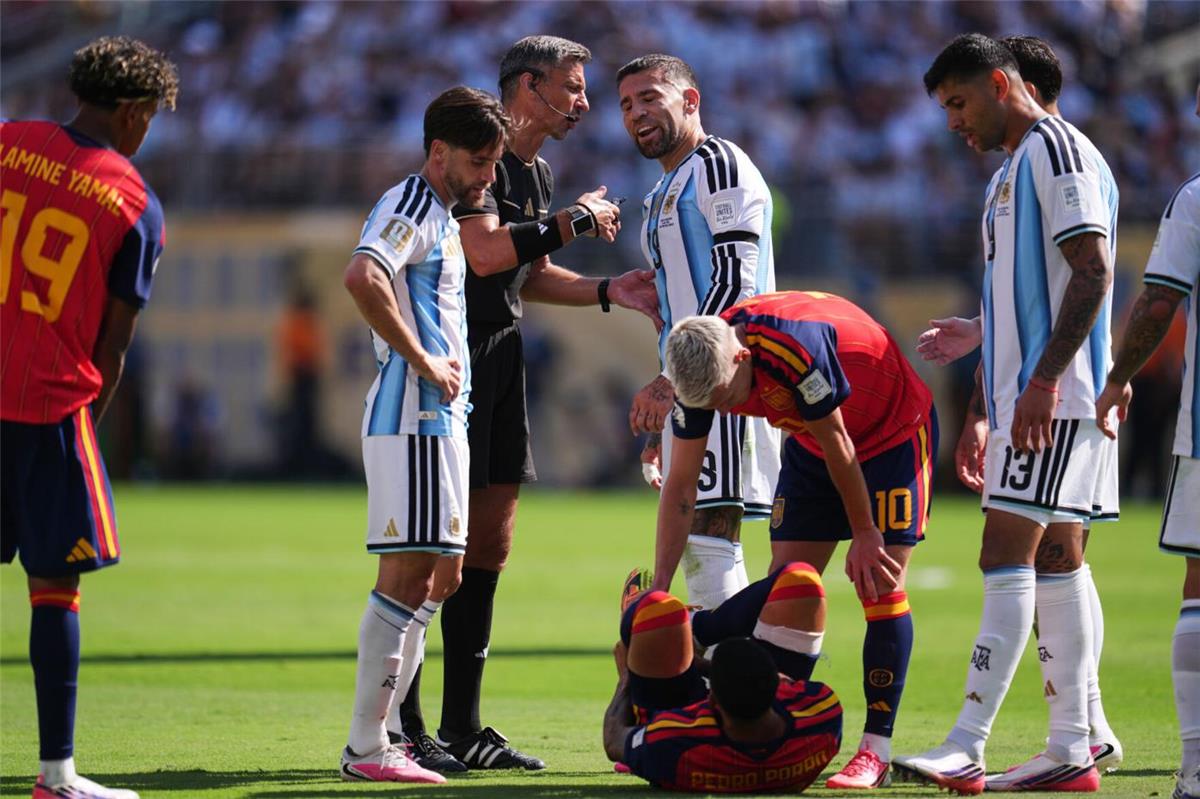أوتامندي يسخر من لاعب إسبانيا بعد نهائي كأس العالم: كنت تبكي طوال الأسبوع 