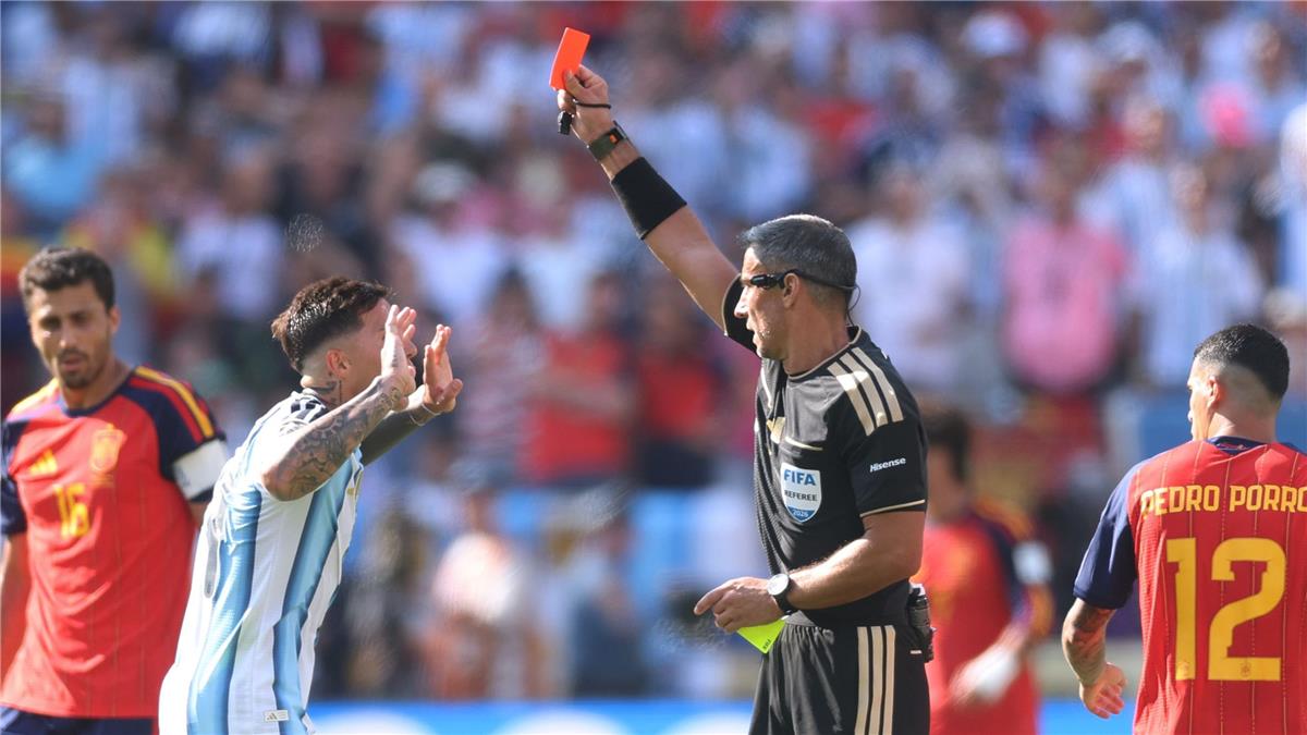 شبكة تحكيمية تقيم أداء حكم مباراة نهائي كأس العالم بين الأرجنتين وإسبانيا 