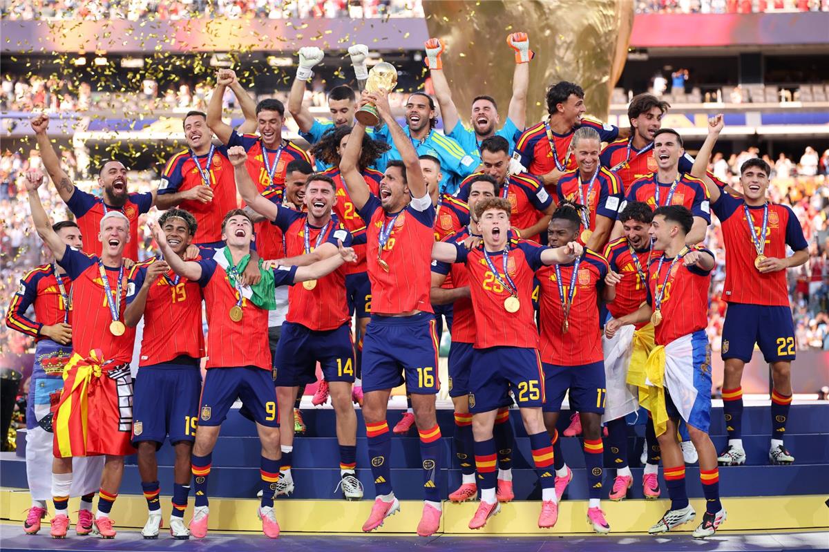 برشلونة يخطط للتعاقد مع مدافع منتخب إسبانيا 