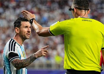 أساء فهم شيء فعلته حكم مباراة الأرجنتين وسويسرا يعلق لأول مرة على مشادته مع ميسي
