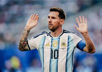 أيمن يونس يوجه نصيحة للاعب المكلف بمراقبة ميسي مرعب وغاوي قتل الخصم