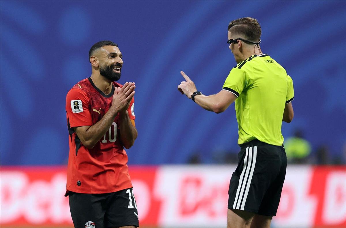 محمد صلاح وحكم مباراة مصر والأرجنتين
