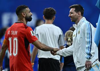 فيديو رغم فوزه بالقرعة لفتة رائعة من محمد صلاح مع ميسي في مباراة مصر والأرجنتين