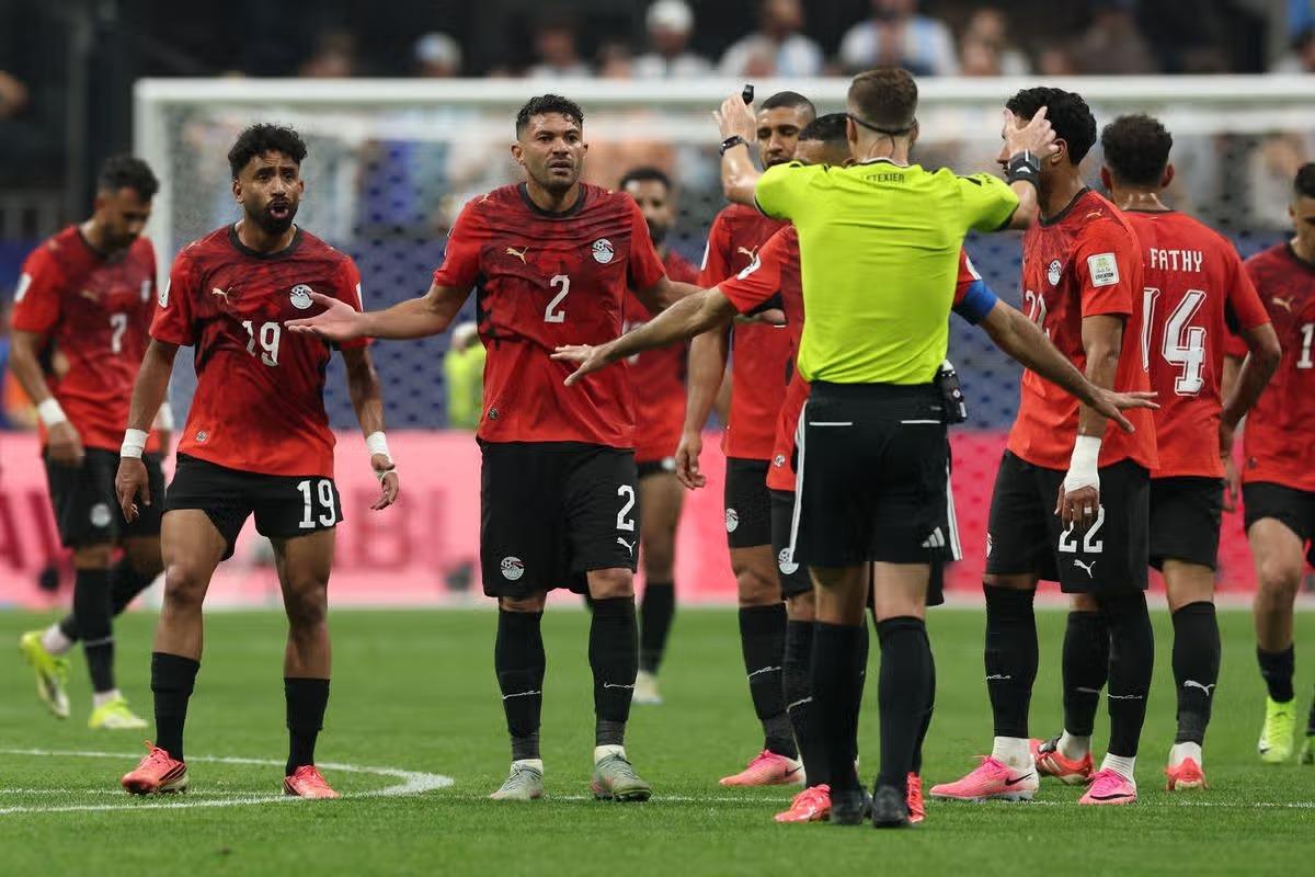 رؤساء الدول يتدخلون.. شيرر يشن هجومًا لاذعًا على حكم مباراة مصر والأرجنتين 