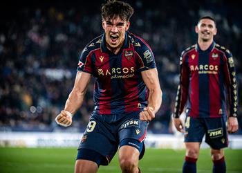 ضحية كارلوس إسبي لاعب ريال مدريد يفكر في الرحيل