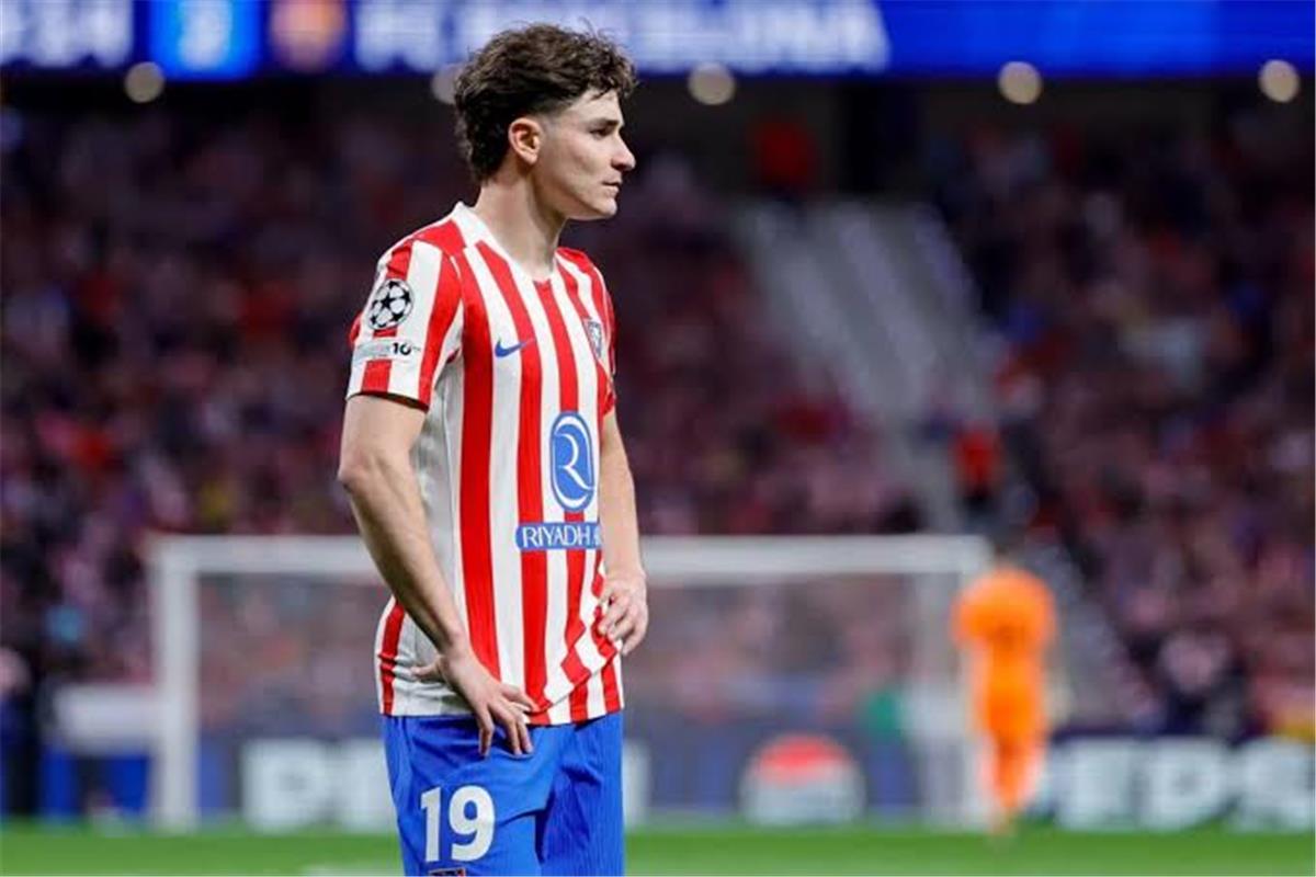 سبورت: ساعات حاسمة في مصير ألفاريز مع أتلتيكو مدريد 