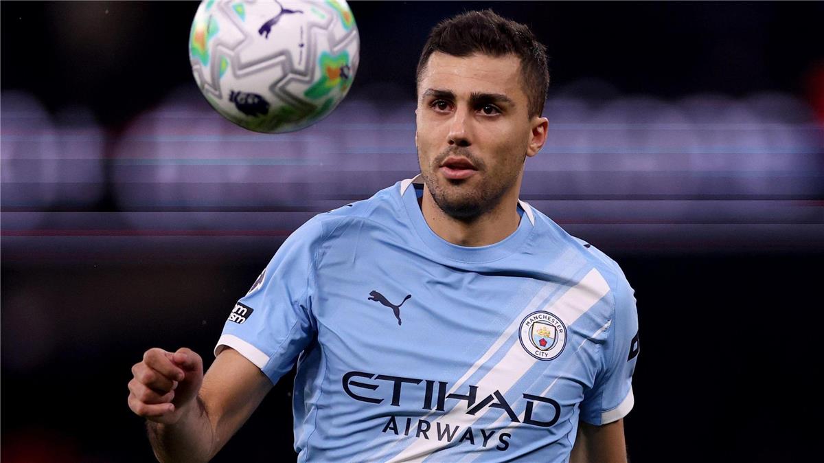 سبورت: بسبب ريال مدريد.. برشلونة مندهش من مانشستر سيتي بِشأن صفقة رودري 