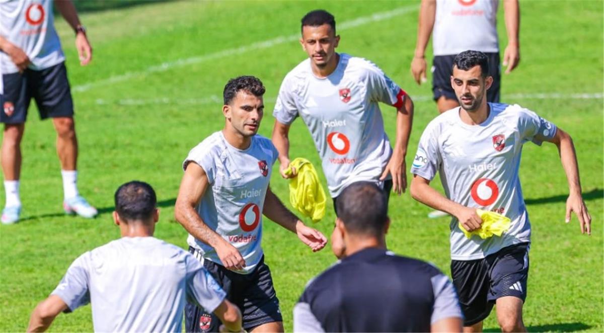 قبل مواجهة بادالونا.. عموتة يحاضر لاعبي الأهلي 