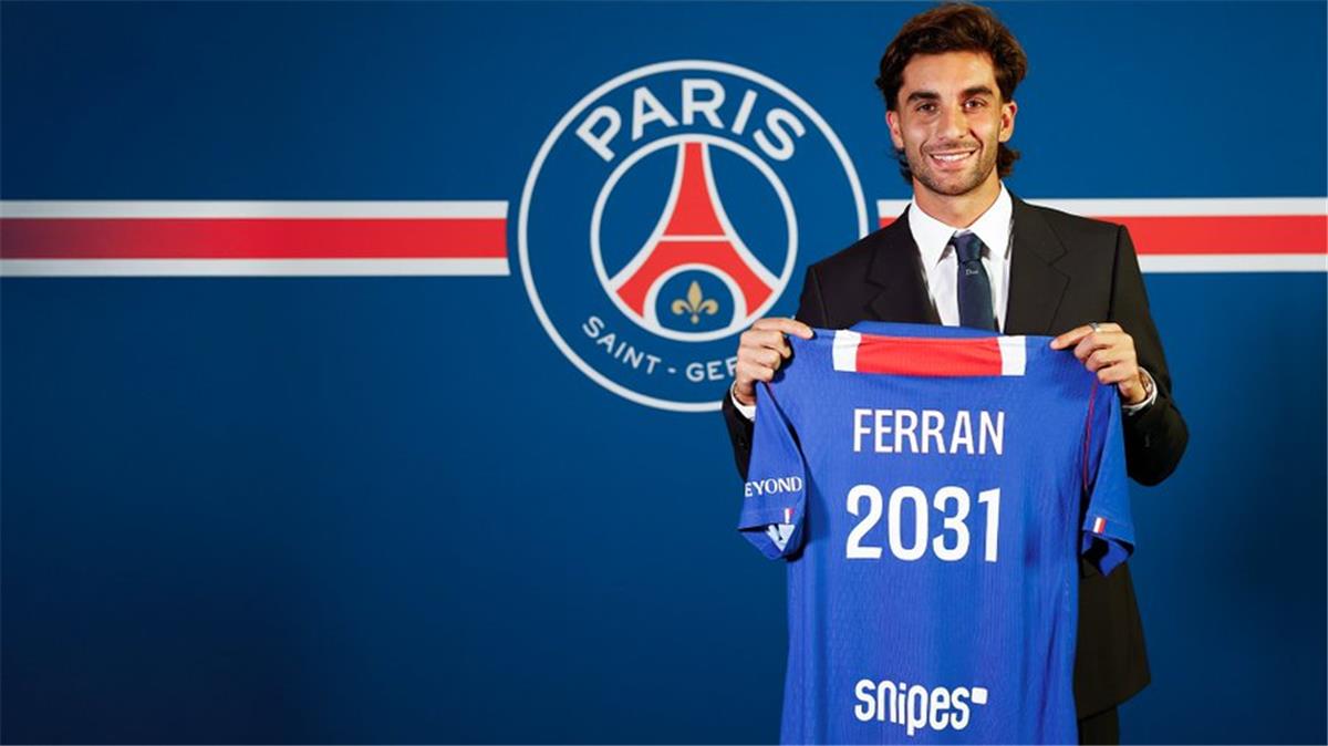 رسميًا | برشلونة يعلن رحيل فيران توريس إلى باريس سان جيرمان