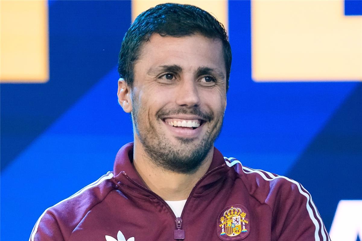 ماركا: نادٍ إسباني يستفيد ماديًا من انتقال رودري إلى برشلونة 