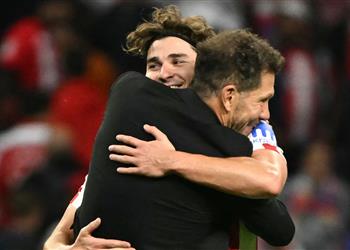 سيميوني يتحدى برشلونة بشأن ألفاريز المحكمة أصدرت حكمها