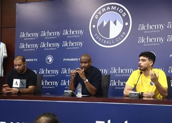 موكوينا خلال تقديمه مدرب ا لبيراميدز هذا هدفي مع الفريق