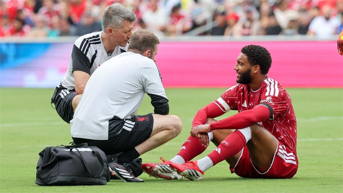 موقف ليفربول من ضم قلب دفاع بعد إصابة جو جوميز