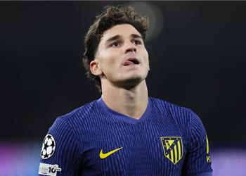 لافتات هجومية ورسالة حاسمة تطورات جديدة بشأن اهتمام برشلونة بـ ضم جوليان ألفاريز