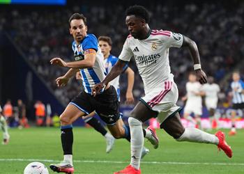 إسبانيول يسخر من التحكيم بسبب فينيسيوس جونيور بعد الخسارة أمام ريال مدريد
